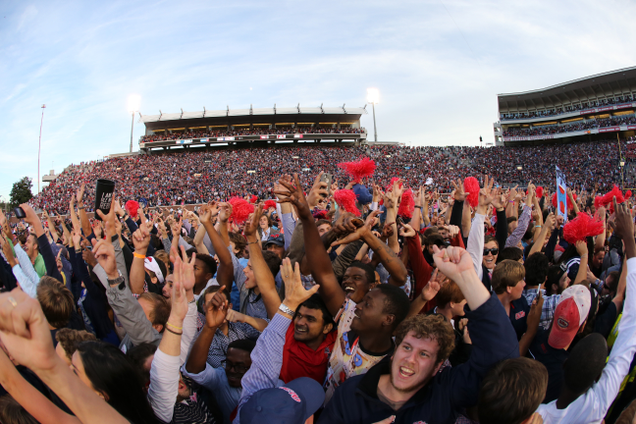 Illustration for article titled 6 Shots Of Fans Going Wild For Other, More Successful People